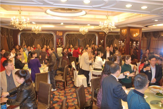 光棍節(jié)狂歡夜嘉賓舉杯慶祝盡早“脫光”